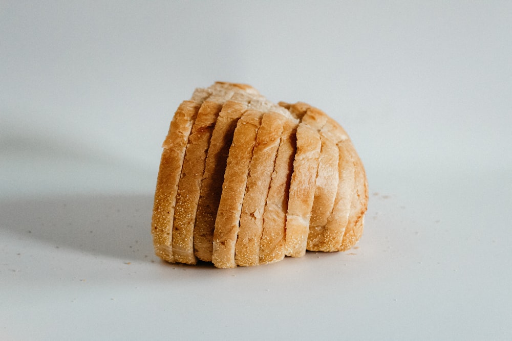흰 표면 위에 얇게 썬 빵