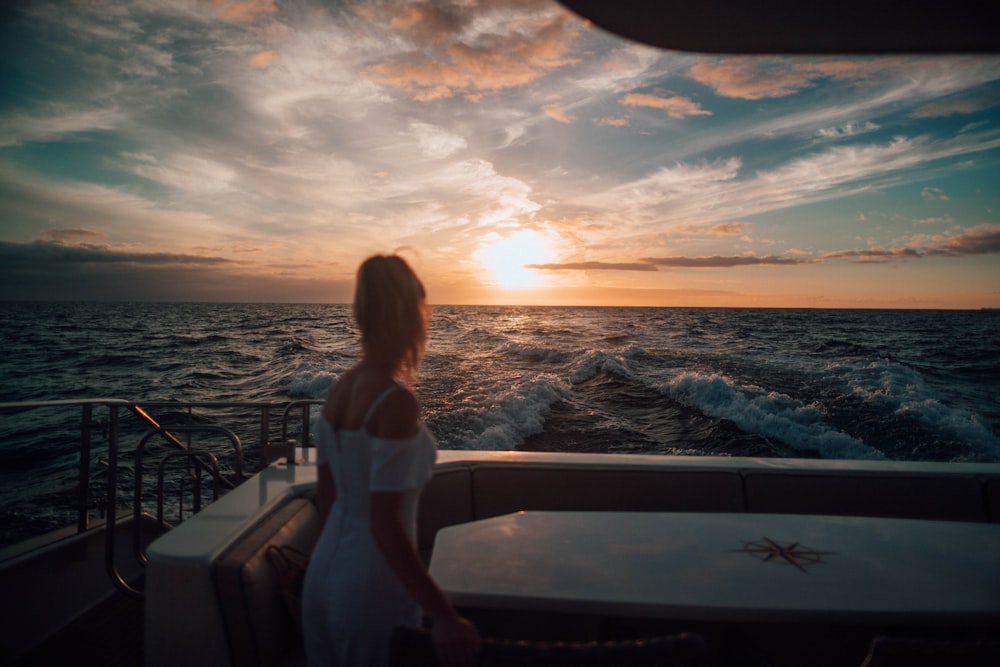 femme debout sur un bateau blanc