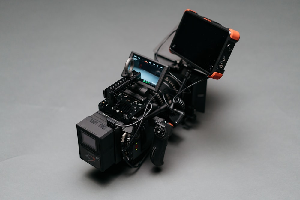 Videocamera nera su superficie grigia