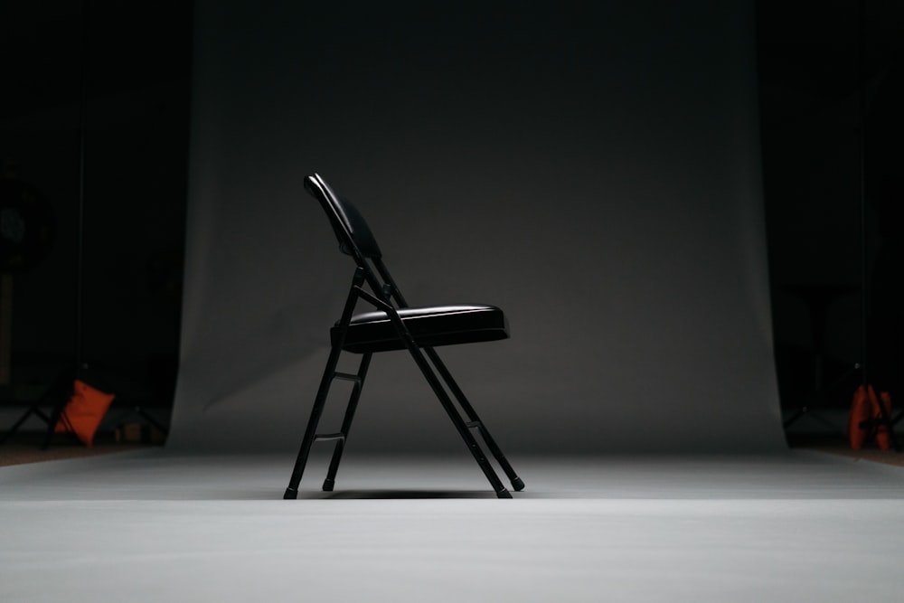 Cadeira dobrável acolchoada com moldura de metal preto