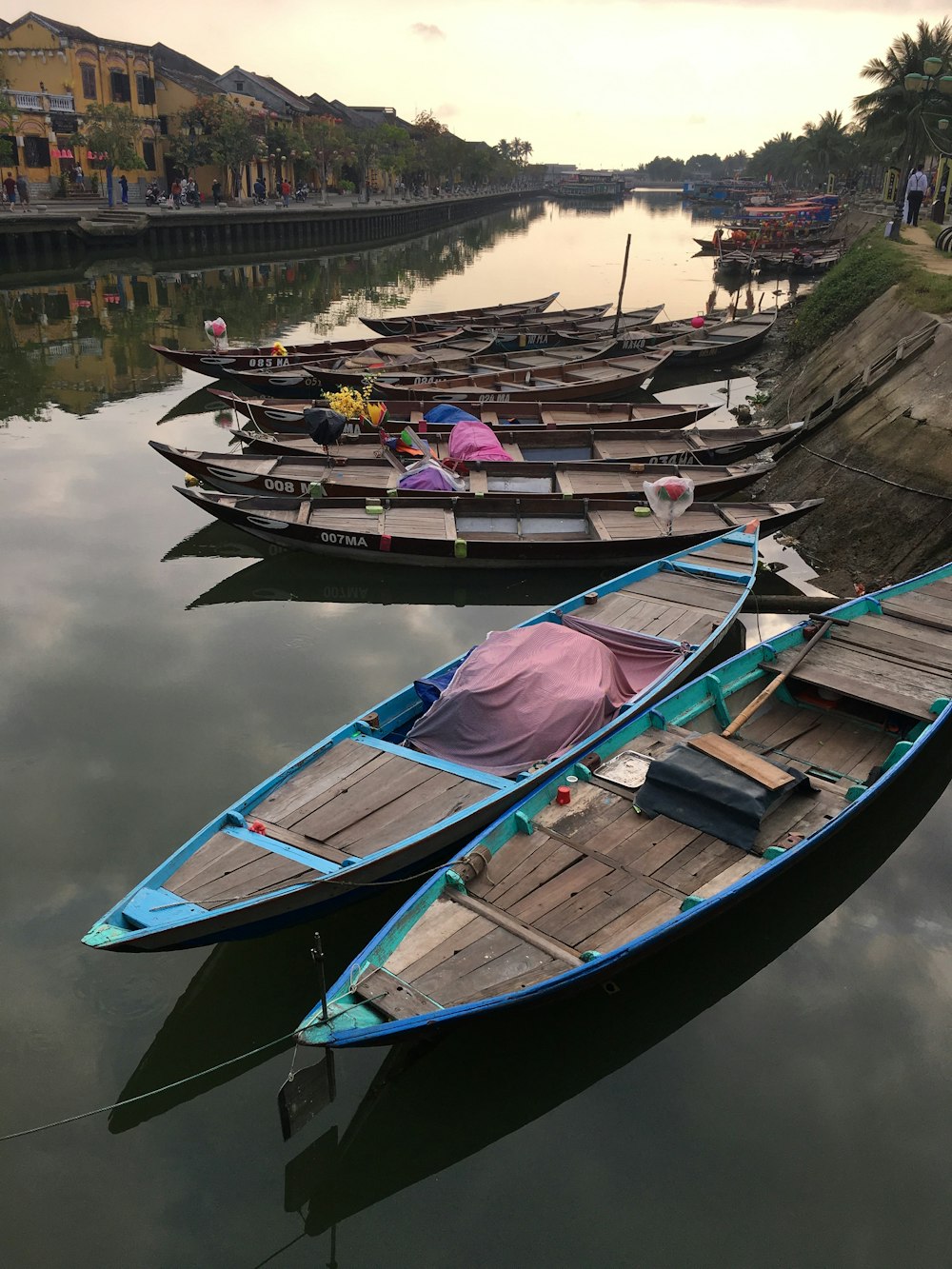 barca a canoa sullo specchio d'acqua