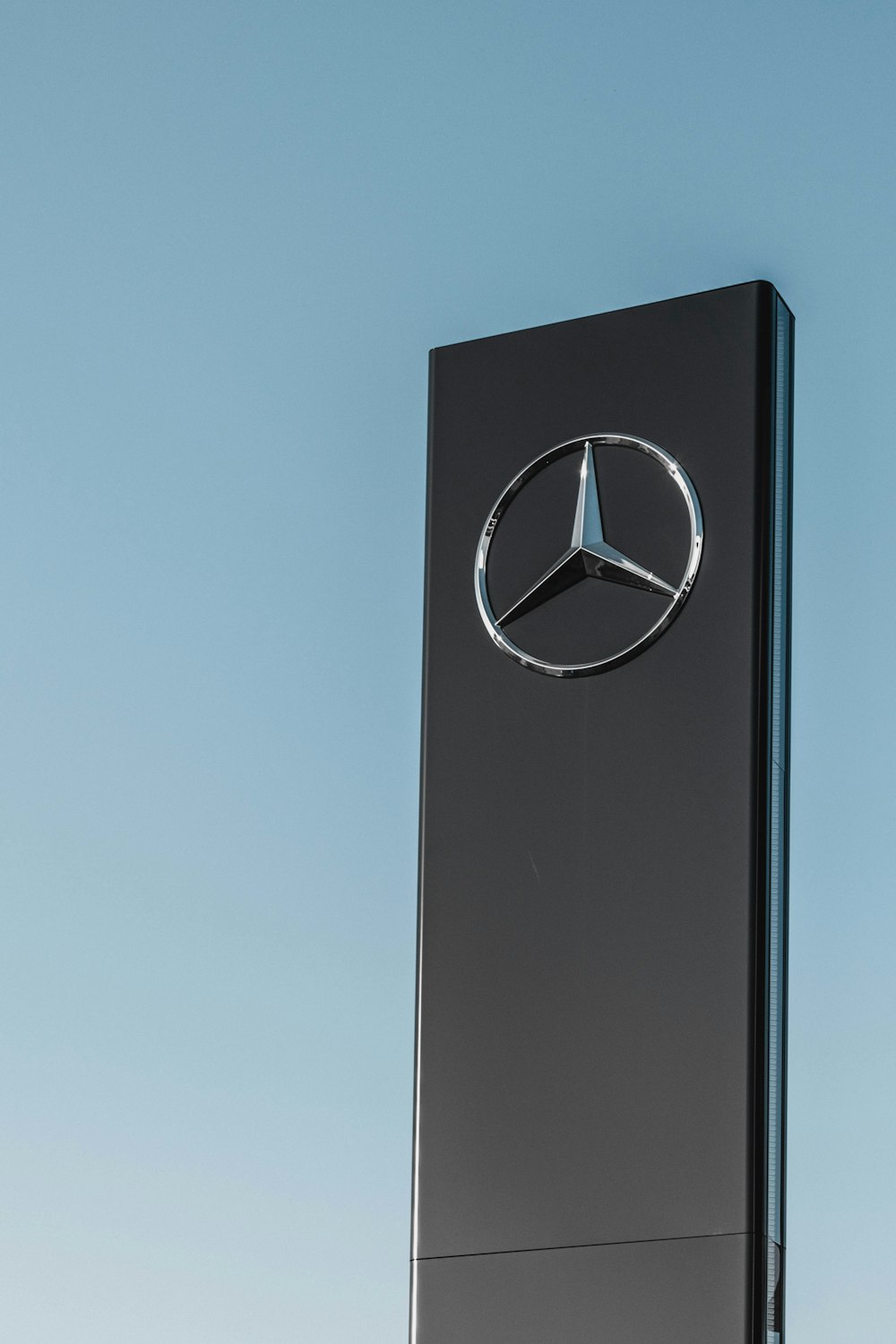 Sinalização Mercedes-Benz sob céu azul claro