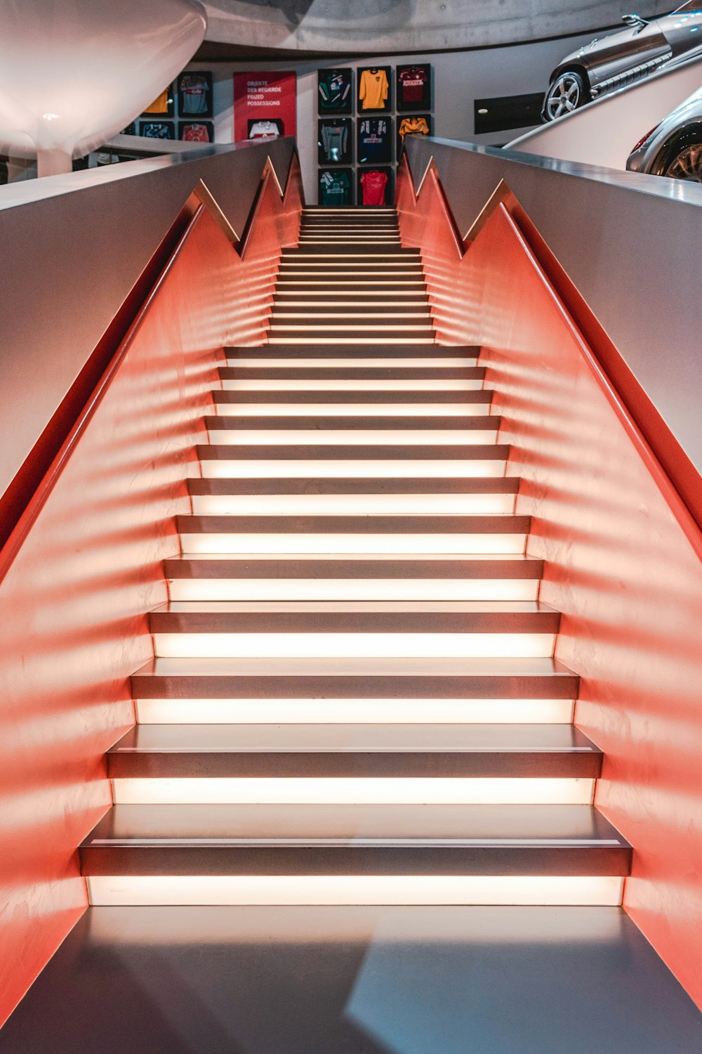 Escaleras iluminadas de color naranja y blanco