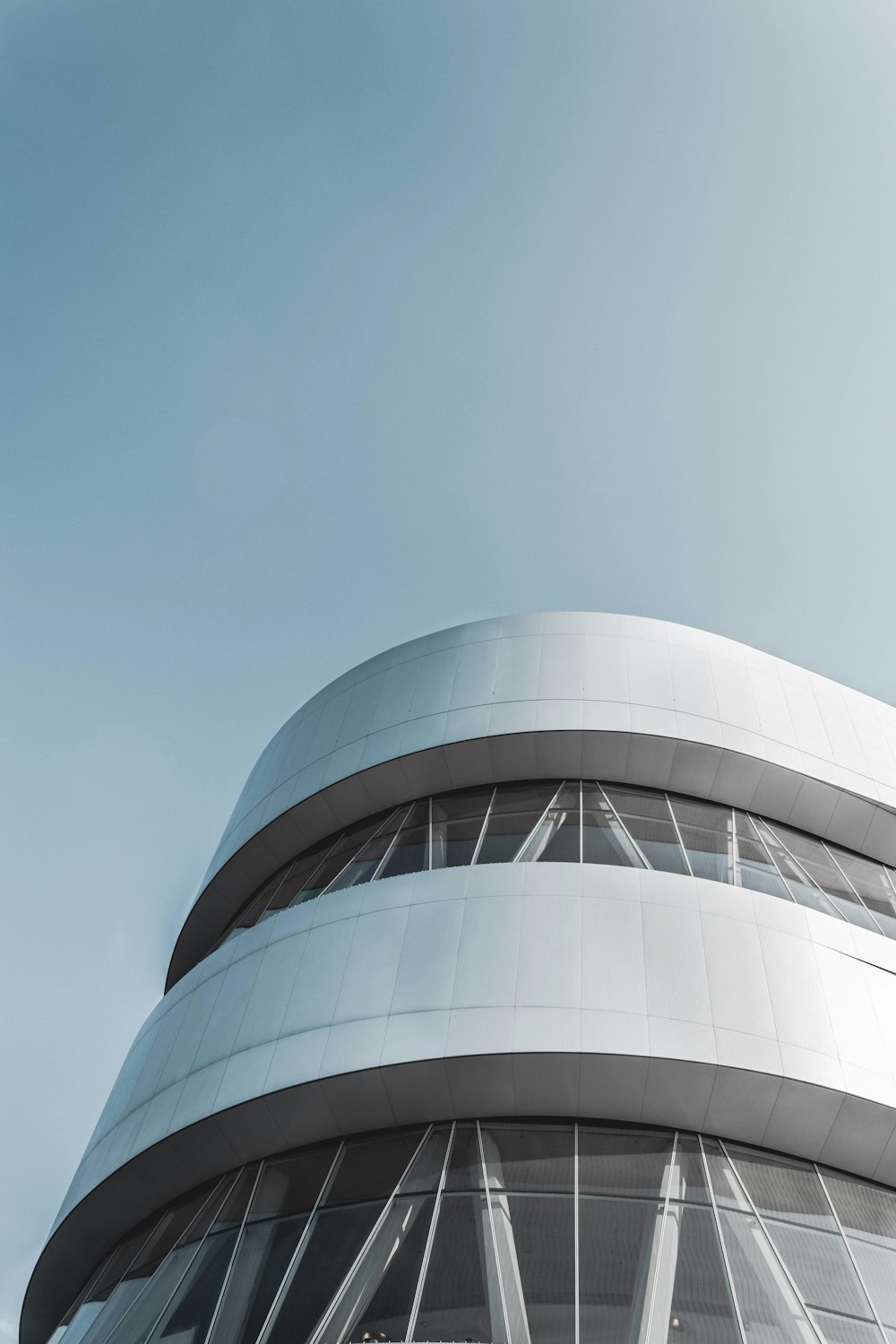 Fotografía de ángulo bajo del edificio durante el día