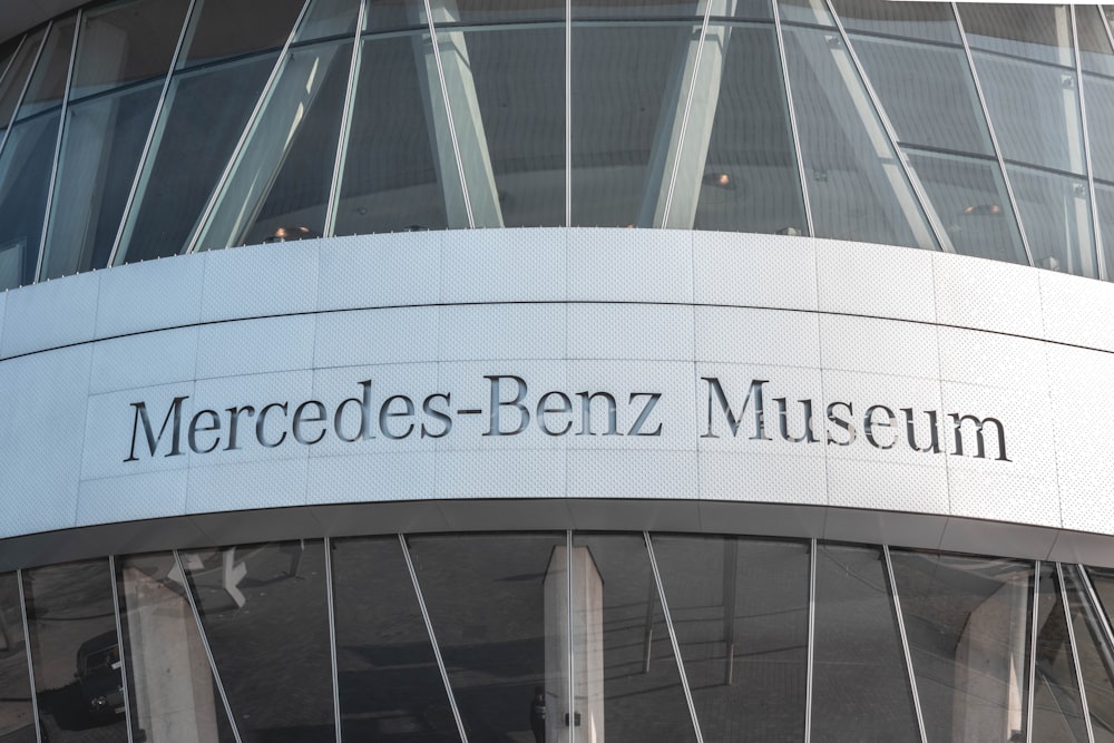 昼間のメルセデス・ベンツ博物館