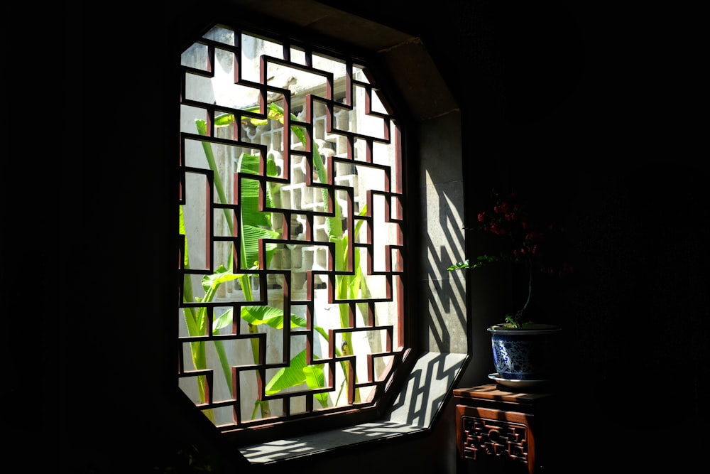 Panel de ventana de metal marrón durante el día