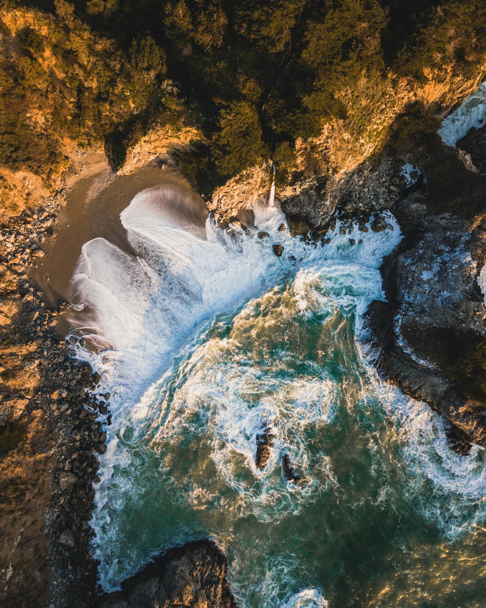 fotografia aérea de cachoeiras durante o dia