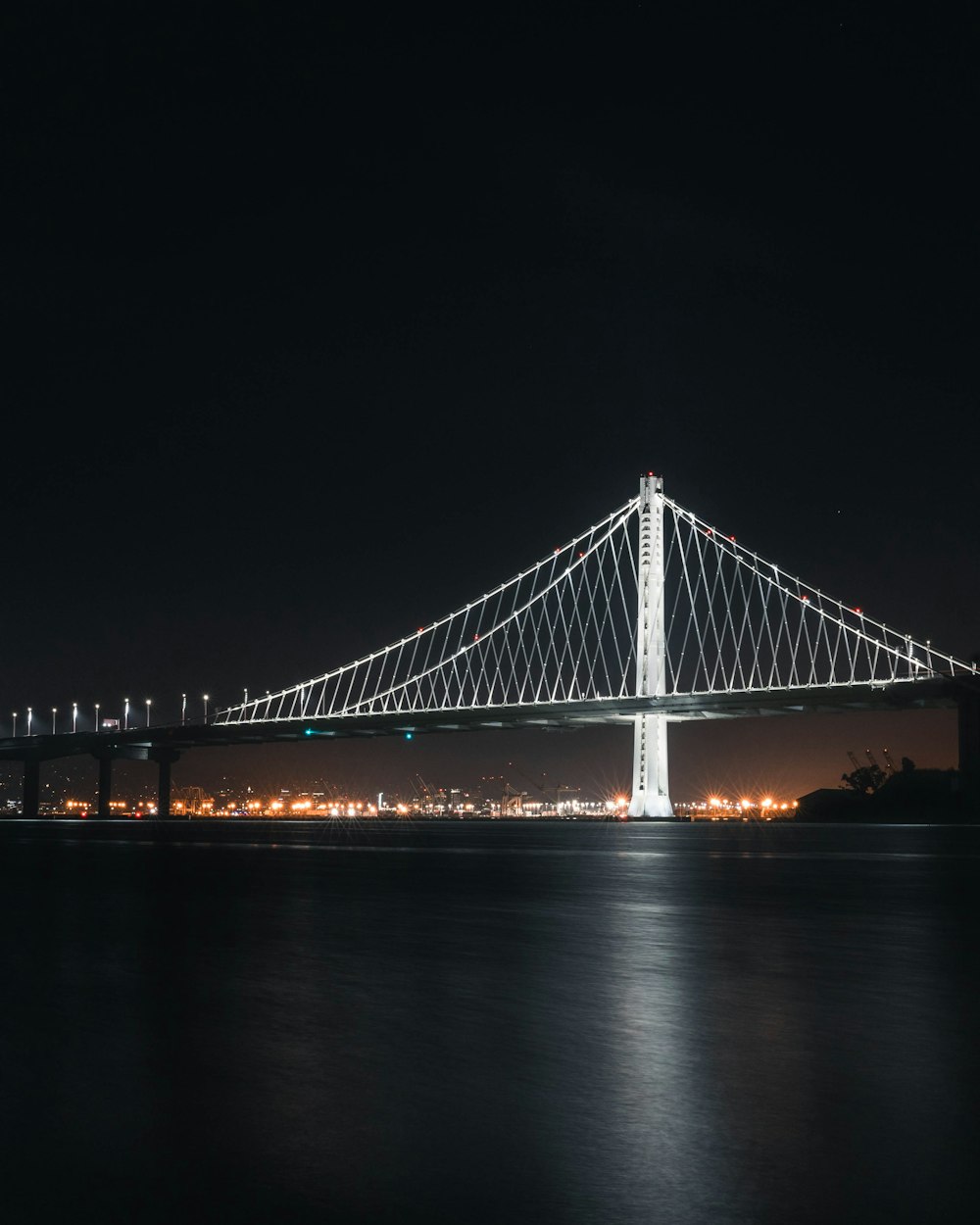 Graue Hängebrücke bei Nacht