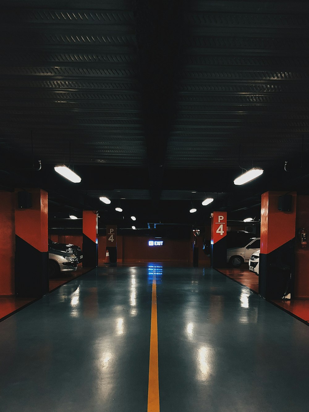 un garage vide avec une ligne jaune peinte sur le sol