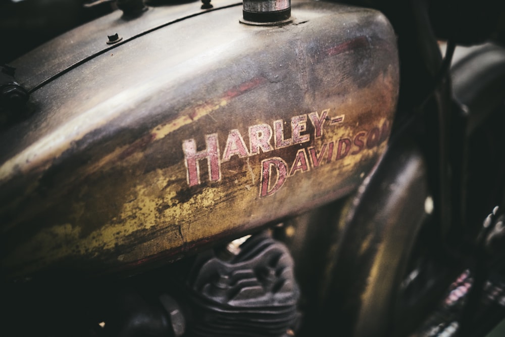 shallow focus photo of brown Harley-Davidson motorcycle gas tank