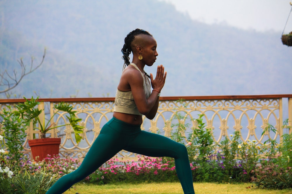 Mujer haciendo yoga durante el día