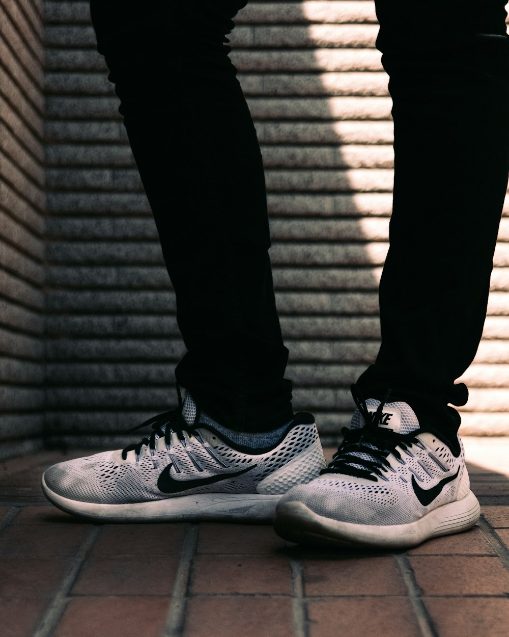 Foto Par de zapatillas Nike grises y negras – Imagen Nueva York gratis en  Unsplash