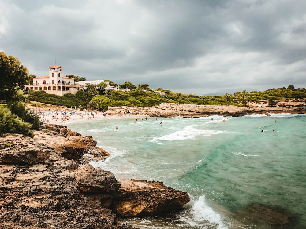 gruppo di persone sulla spiaggia