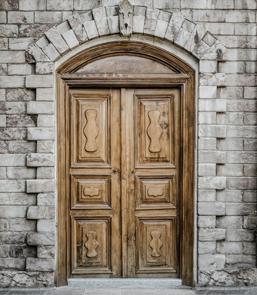 puerta de madera cerrada