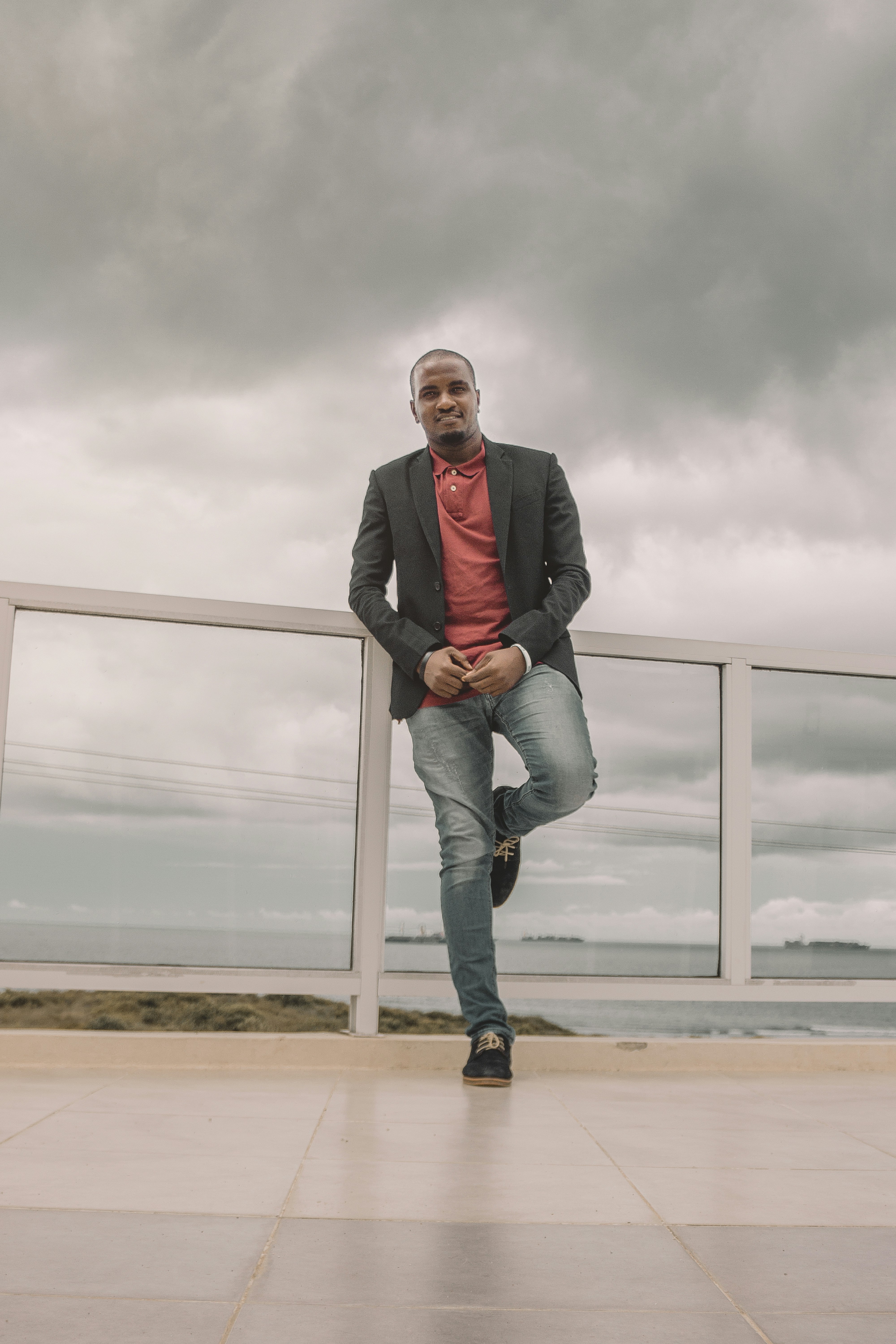 フェンスに立つ男性の写真 Unsplashで見つけるグレーの無料写真