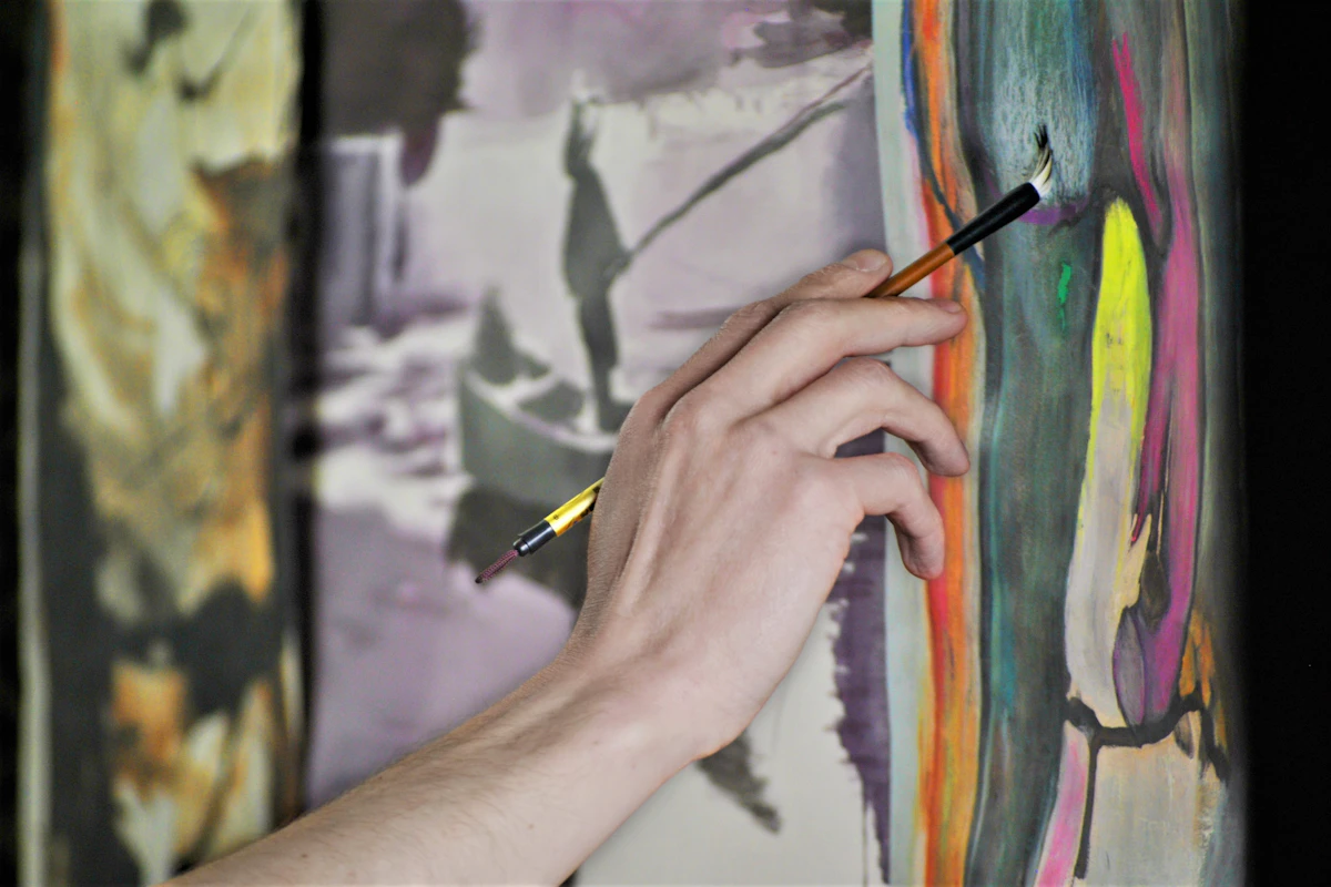 Manos de un pintor sosteniendo un pincel (imagen provisional)