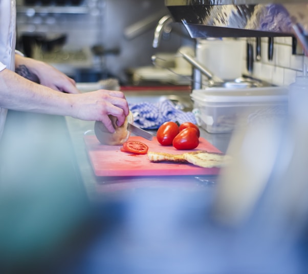 person slicing tomatoes