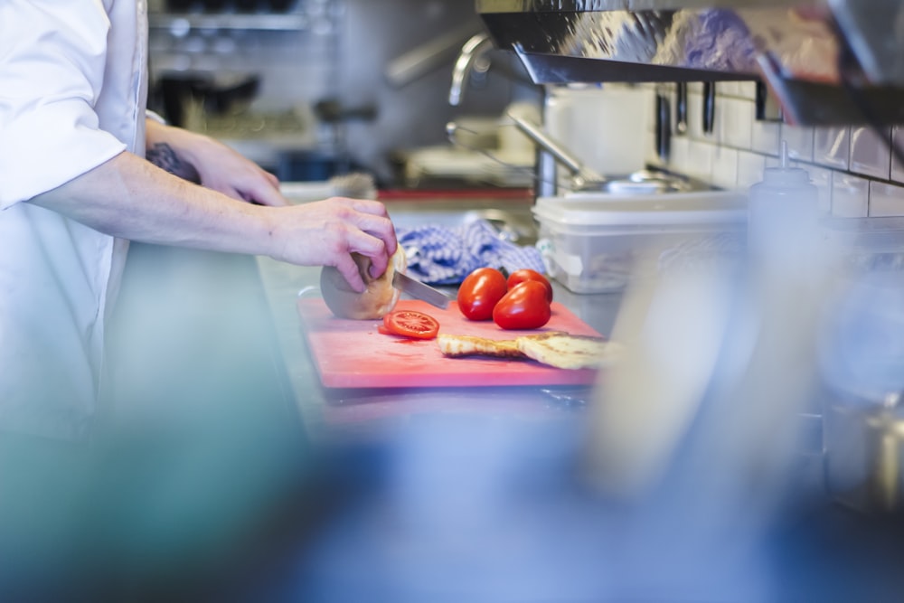 persona che affetta i pomodori