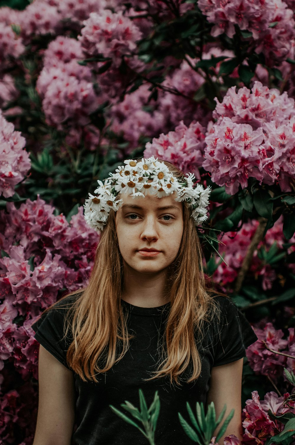 femme portant une coiffe de fleurs