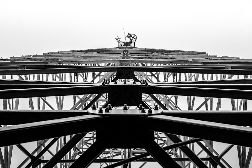 Fotografía en escala de grises de la torre