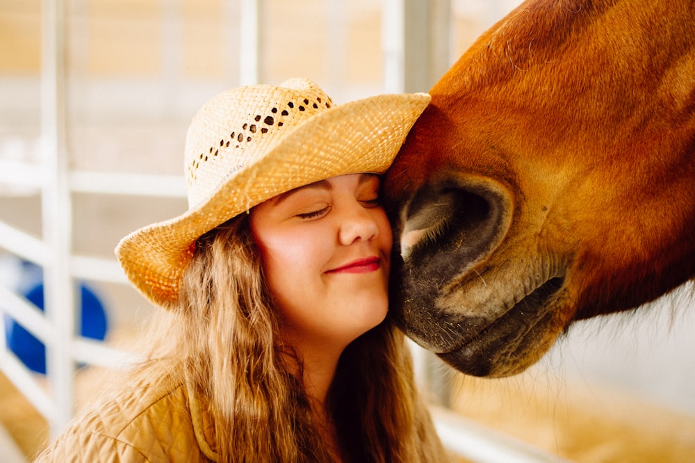 rosto da mulher ao lado do cavalo