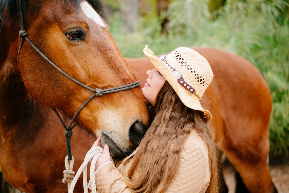 femme à côté d’un cheval