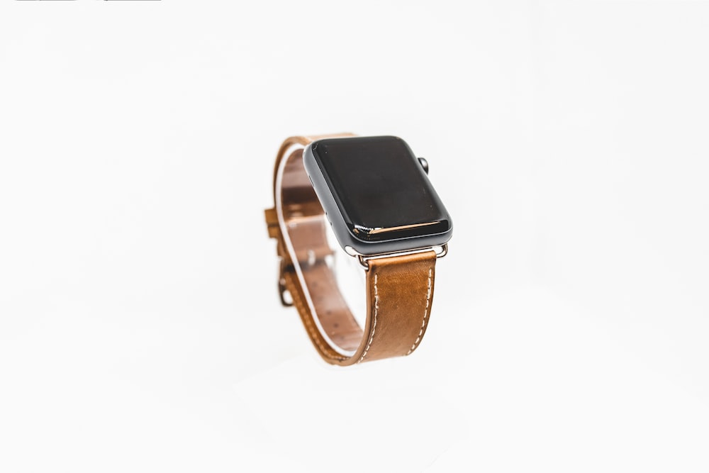 Capa de alumínio cinza espacial Apple Watch com pulseira de couro marrom