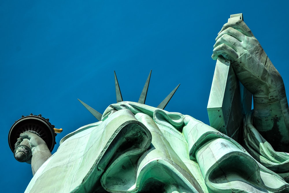 fotografia dal basso della Statua della Libertà