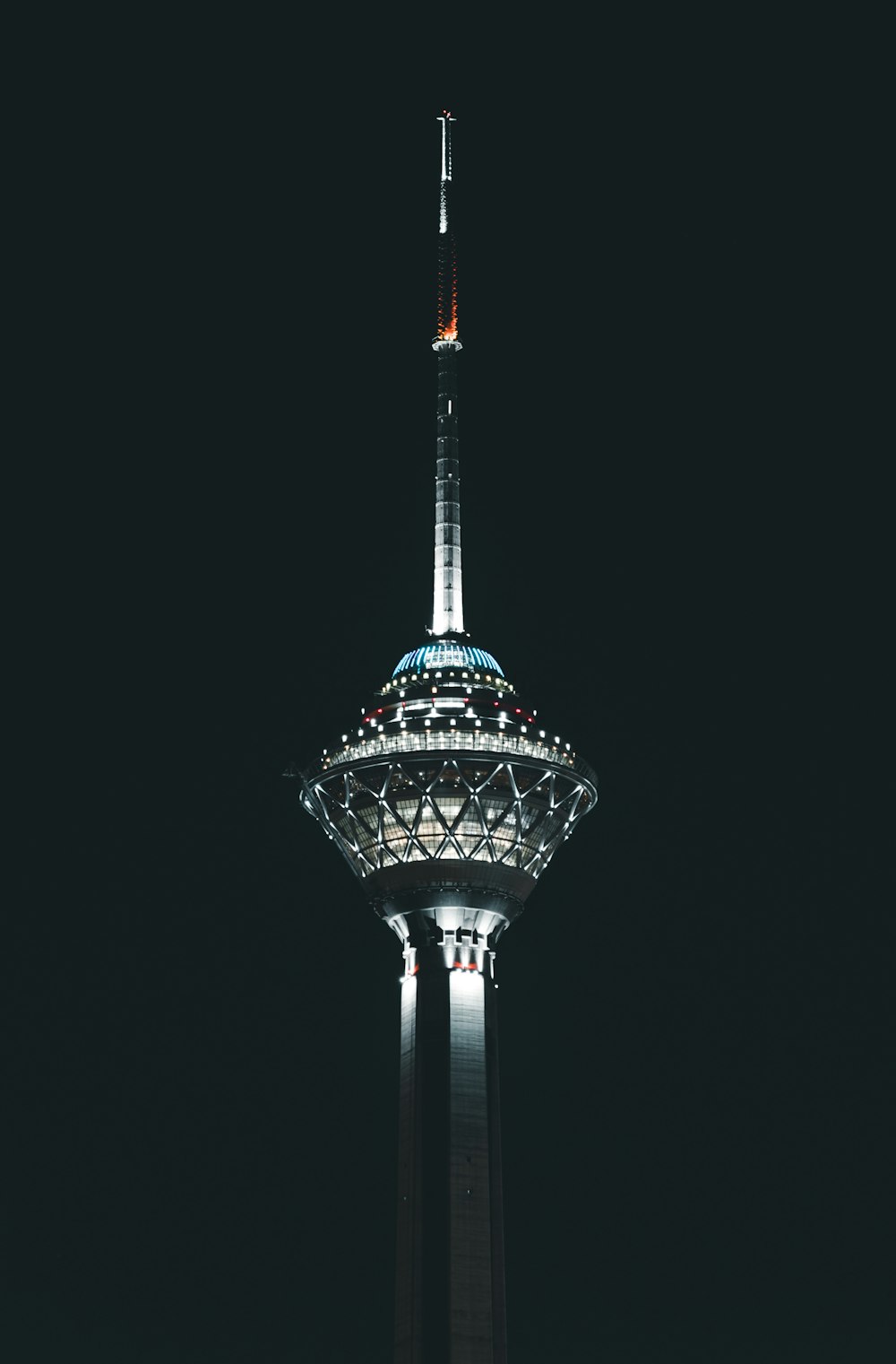 torre durante la noche