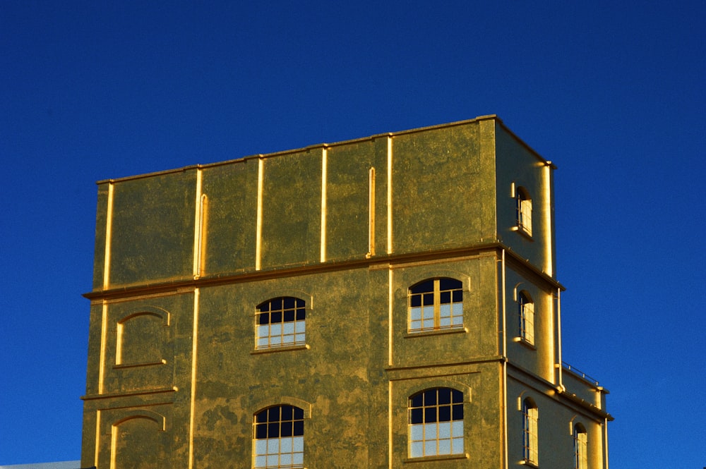 gold-colored building close-up photography