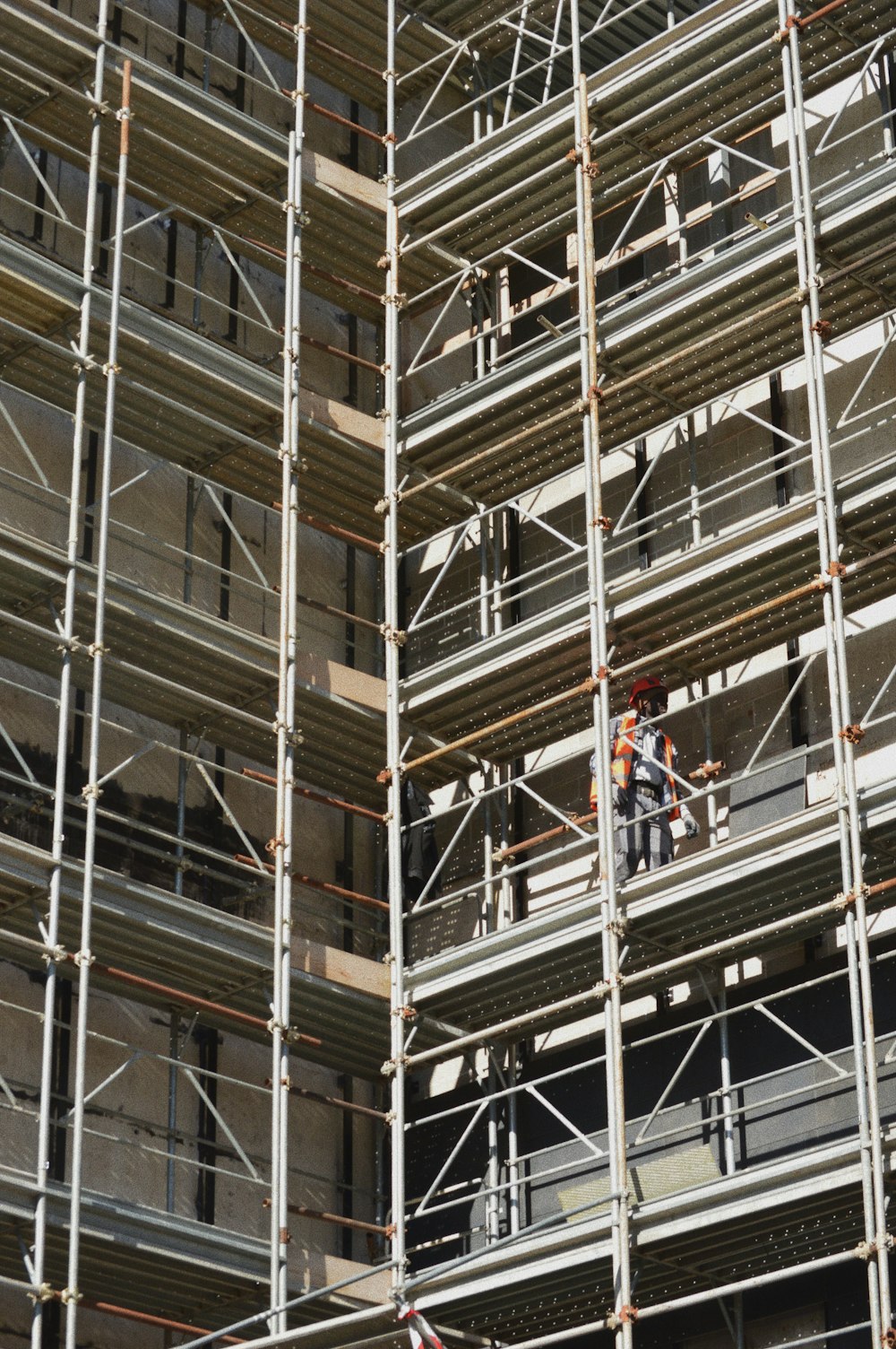 bâtiment en métal gris pendant la journée