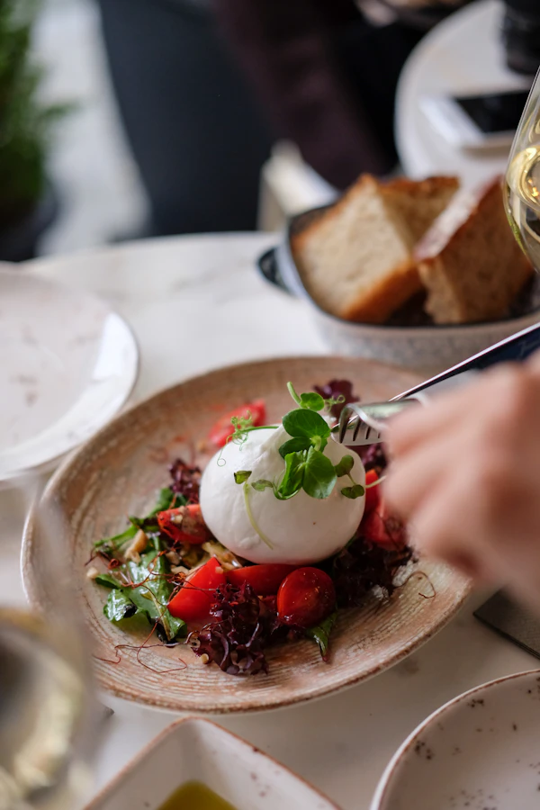Burrata ve közlenmiş domates