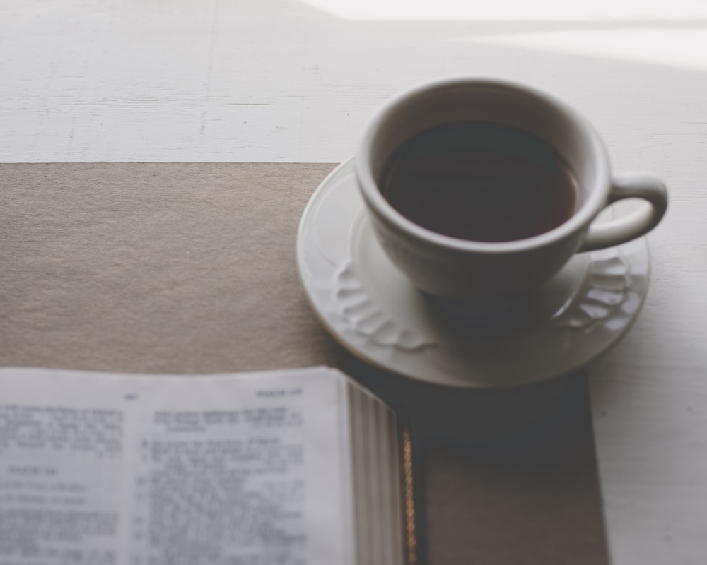 xícara de chá de cerâmica branca com café