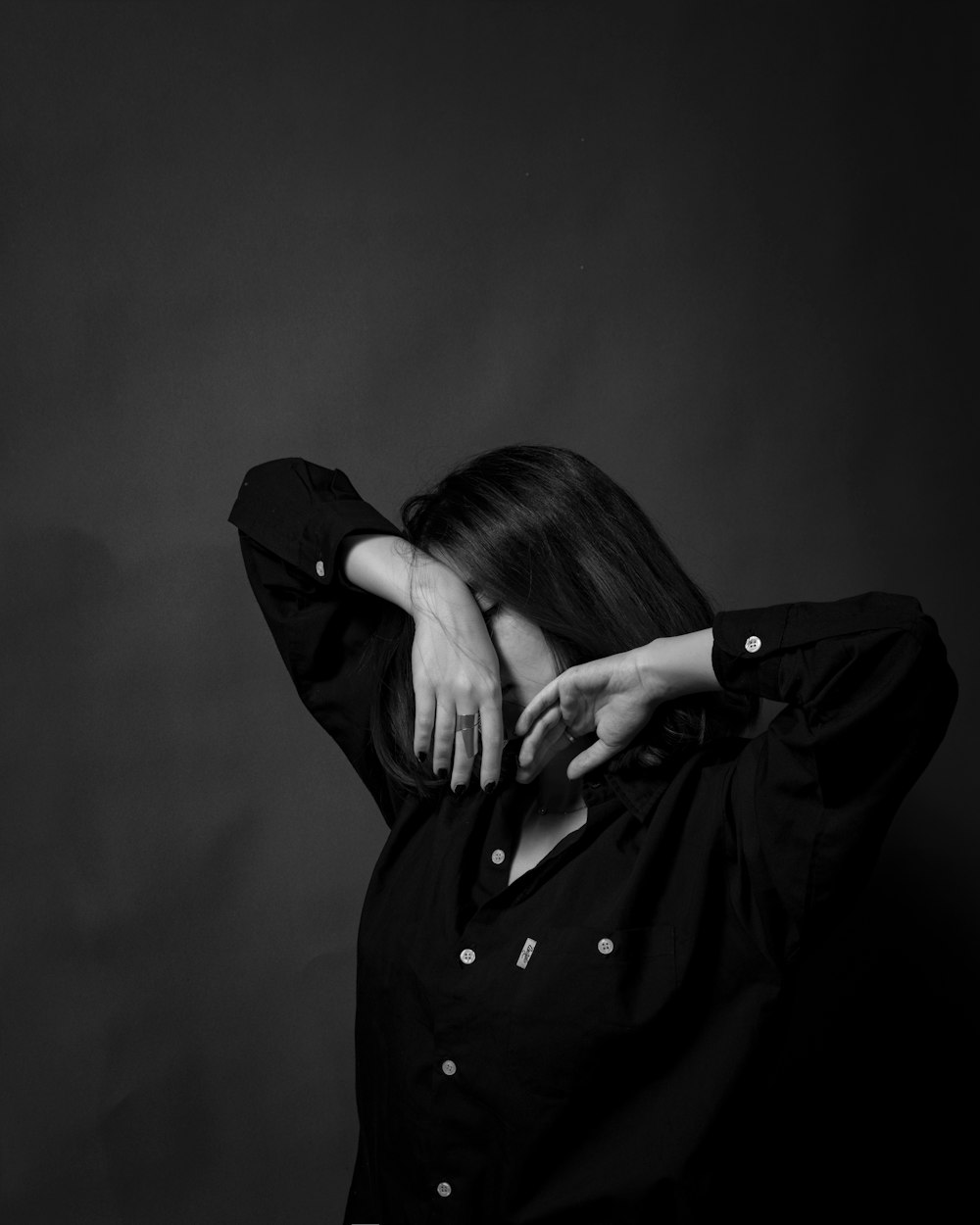 Foto in scala di grigi di donna che indossa una camicia elegante