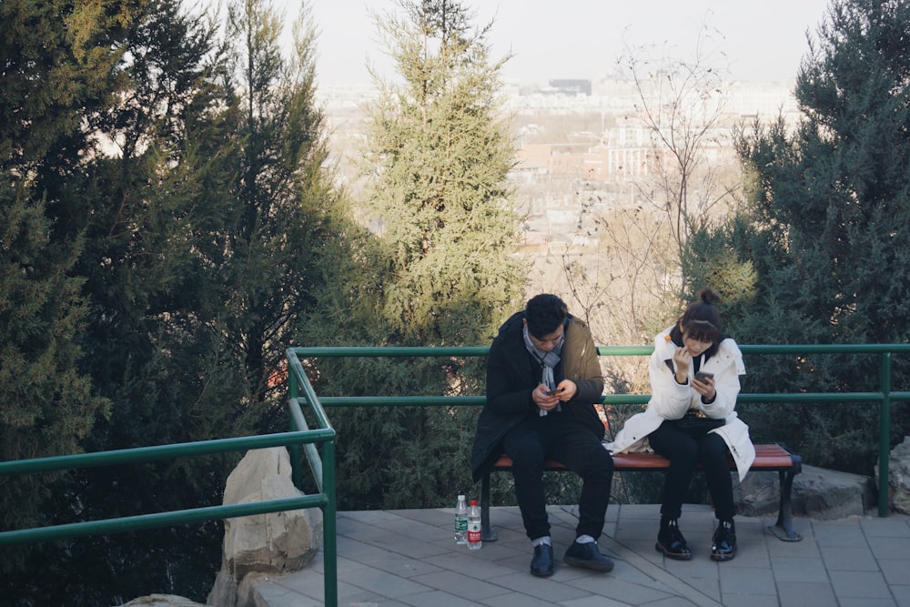 homme assis sur un banc brun