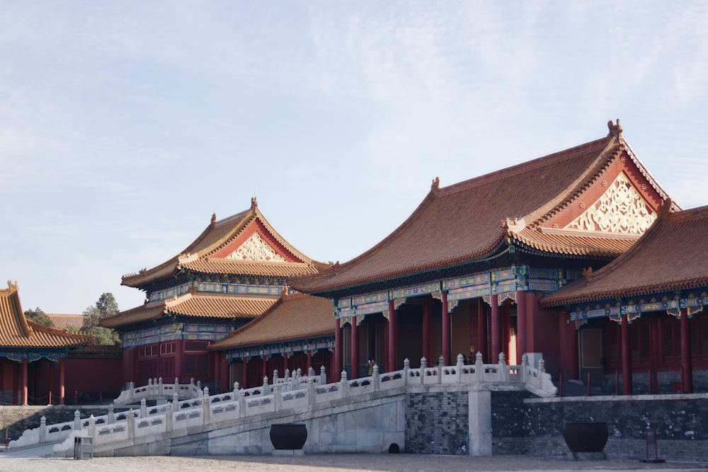 pagode marron et rouge