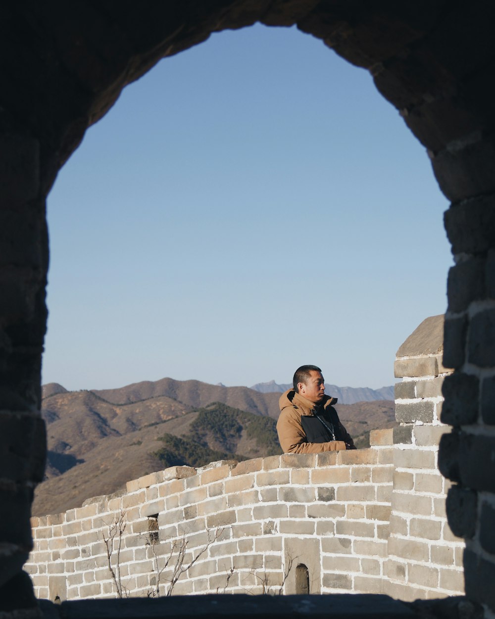 homme appuyé sur le mur