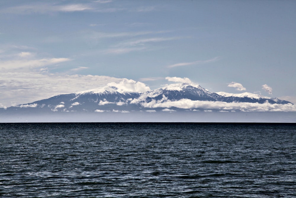 mountain in front of body of water at daytume