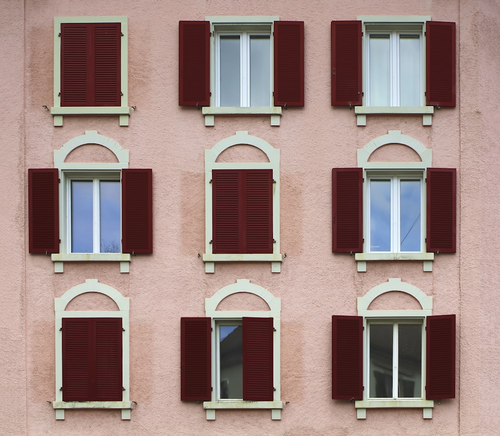 Ventanas de madera roja