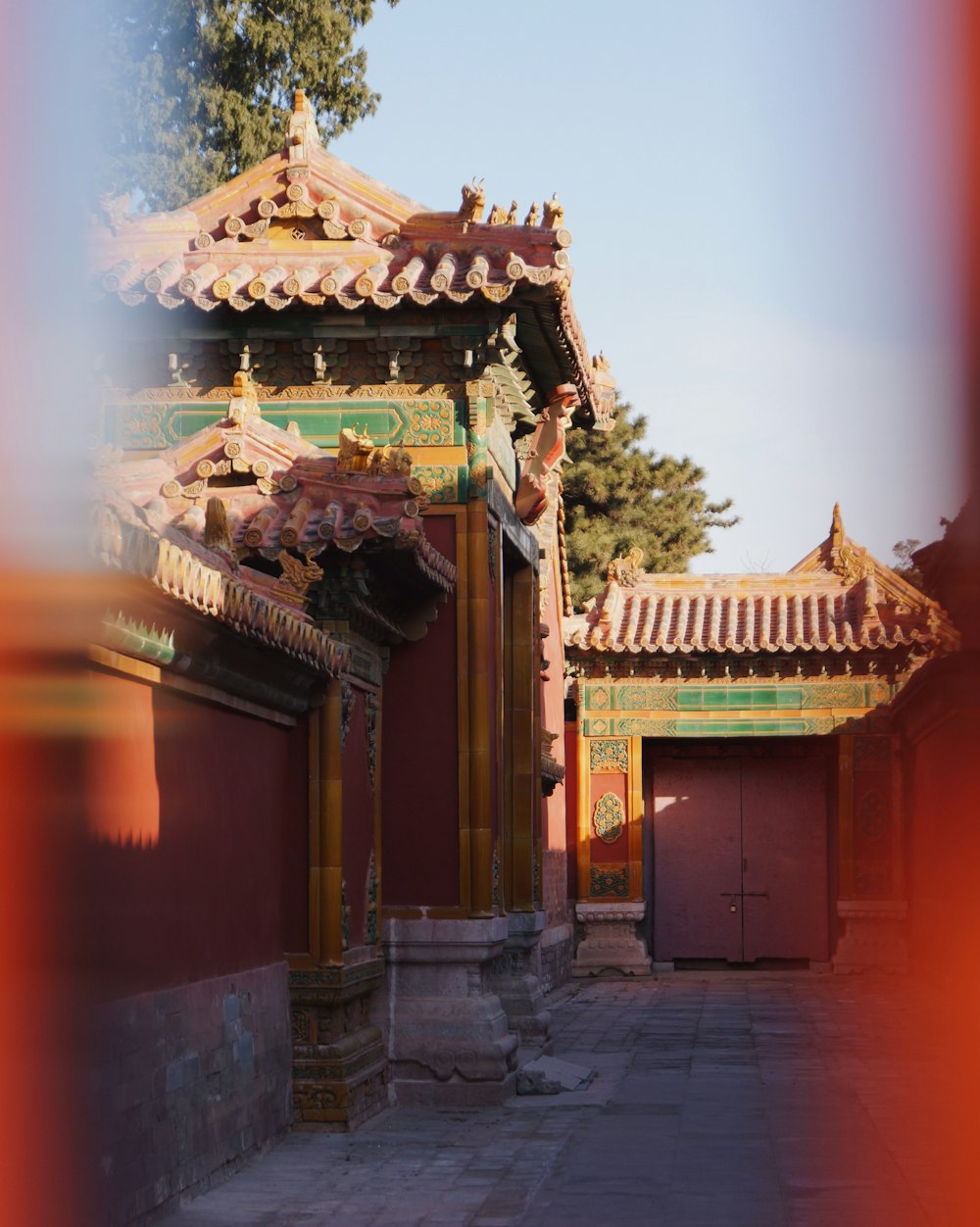 緑の木の横の茶色の寺院