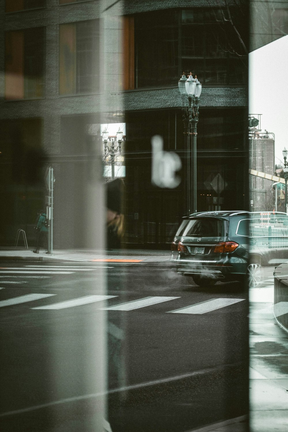 Una imagen borrosa de un automóvil conduciendo por una calle