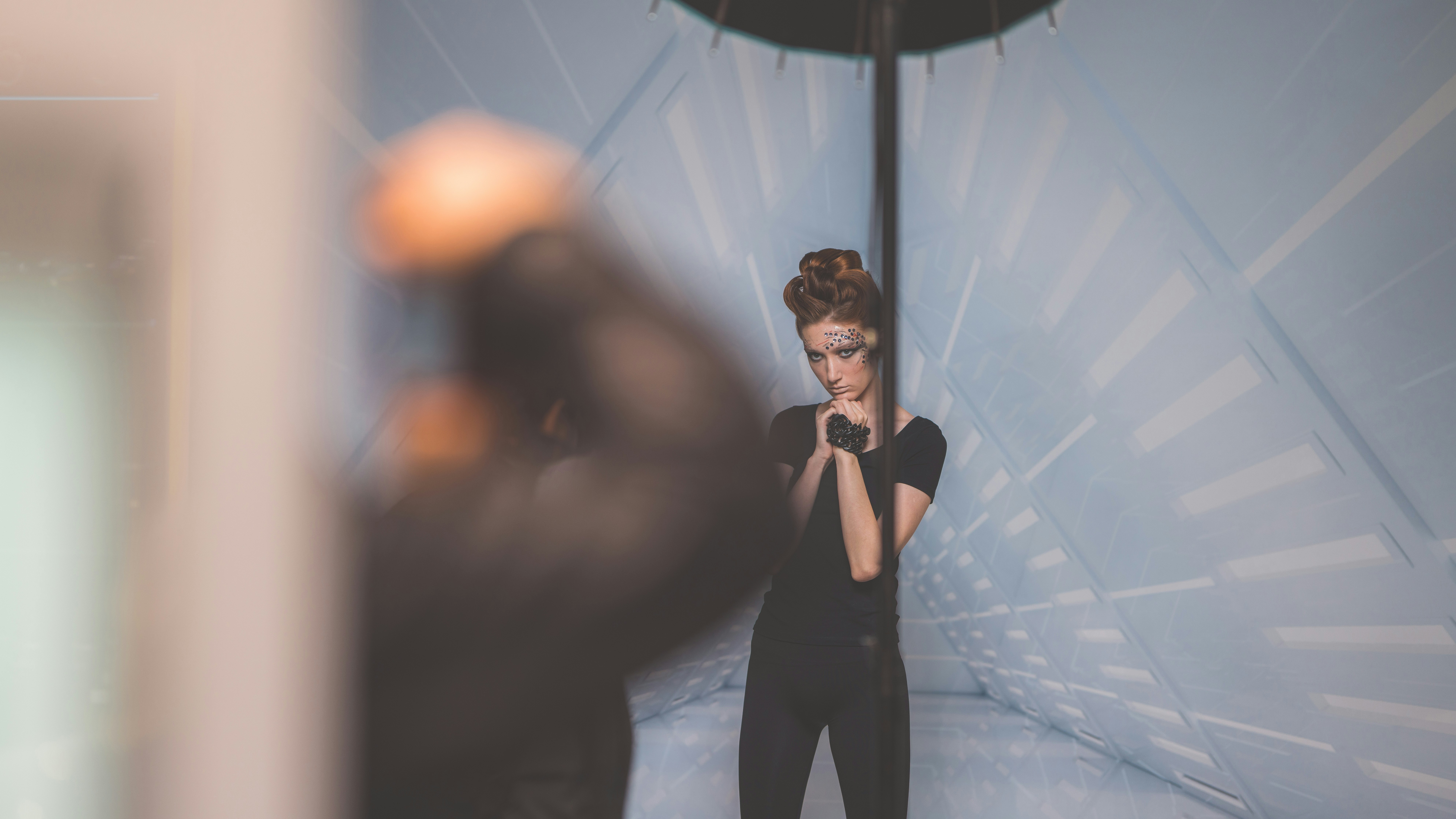 Frau posiert als Model in einem Studio