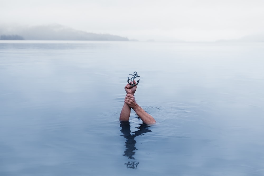 Person unter Wasser hält Anker maßstabsgetreues Modell