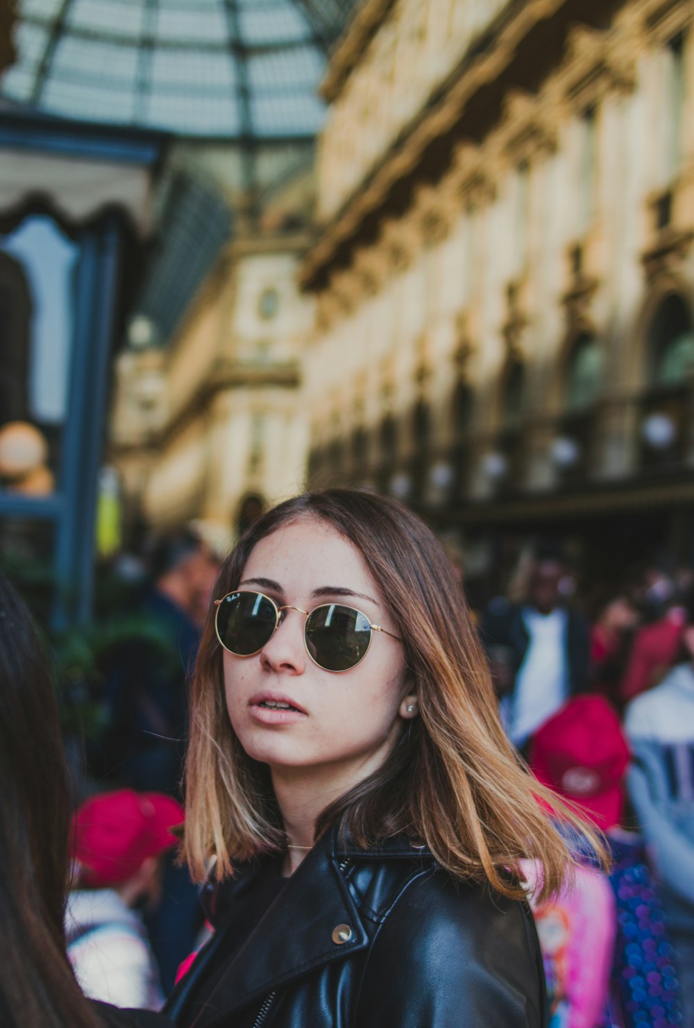 Fotografia de foco seletivo de mulher usando óculos escuros de armação preta