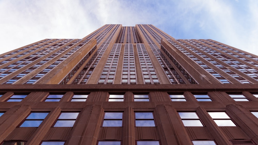 Foto de vista de gusano de un edificio de hormigón marrón