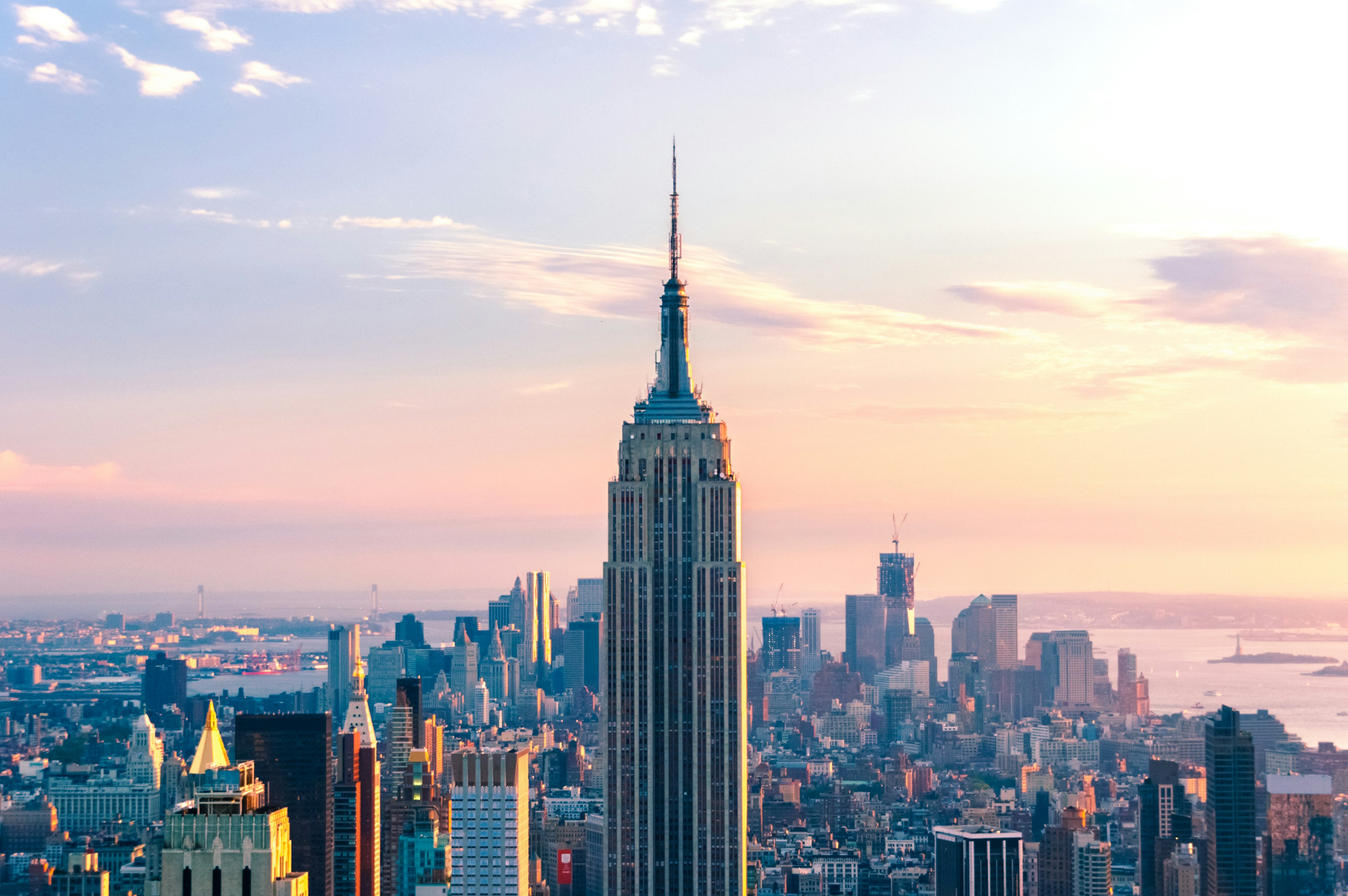 l'empire state building si staglia sul cielo di new york alla luce del tramonto, una delle viste da non perdere a new york