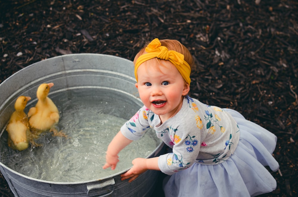 水遊びをする女の子の浅い焦点の写真