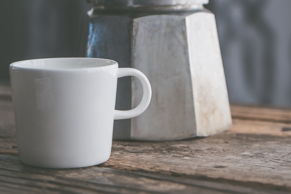 tasse à thé en céramique blanche