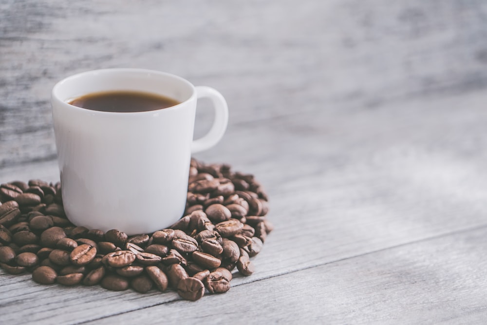 taza de té blanca llena