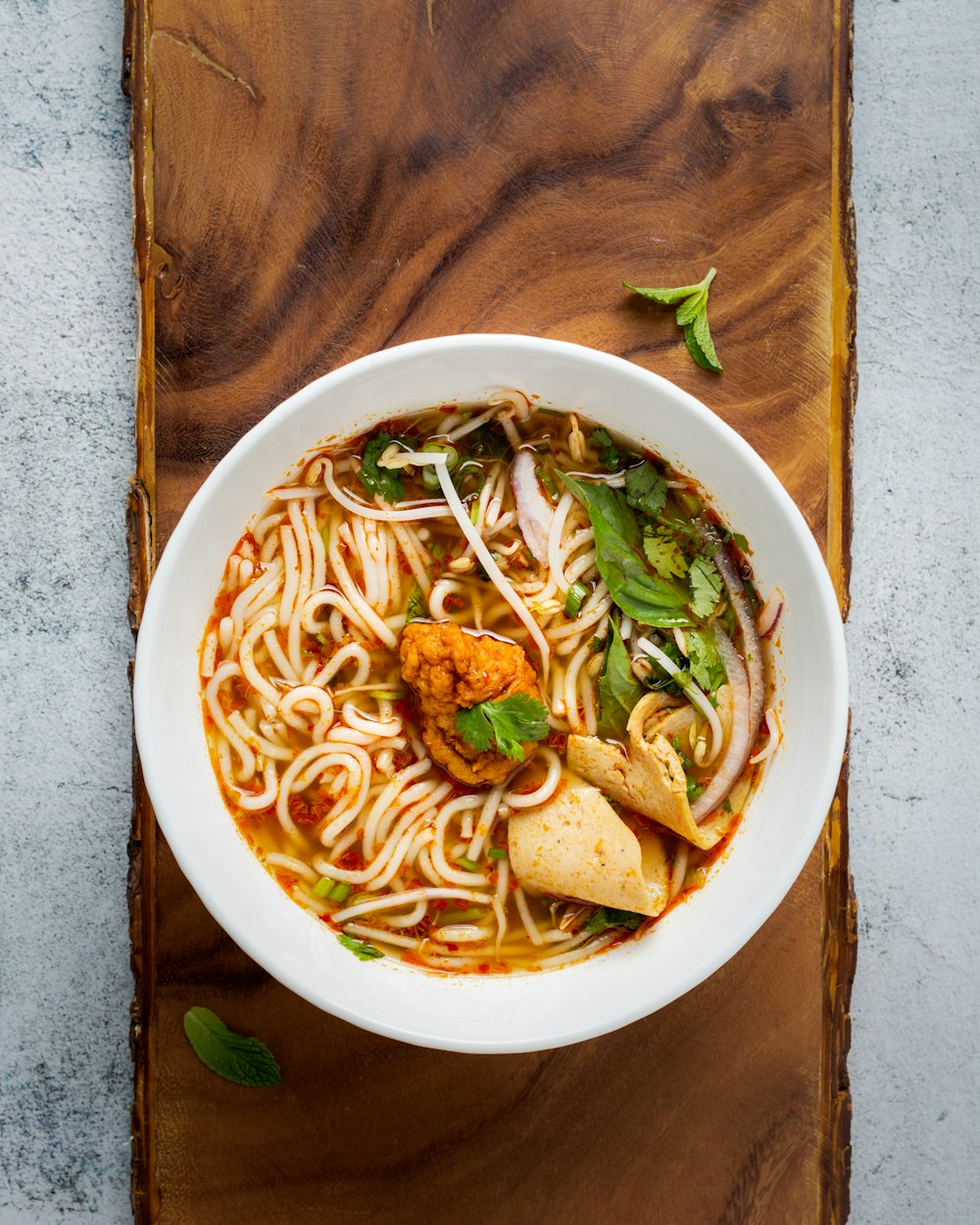 Noddle Dish auf weißer Keramikschale